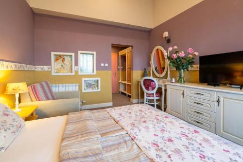 a bedroom with a large bed in a room at Hotel Casa Art in Oreshak