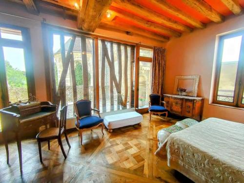 - une chambre avec un lit, un lavabo et un bureau dans l'établissement Visitandines - Séjour à Auxerre, à Auxerre