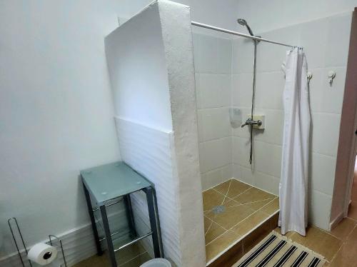 bagno con doccia e sgabello blu di Casita-Max 2Guests-Pool-Patio-Bbq-Parking a Huércal-Overa
