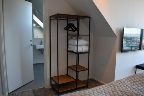 Ein Bett oder Betten in einem Zimmer der Unterkunft Hotel Kerteminde Strand