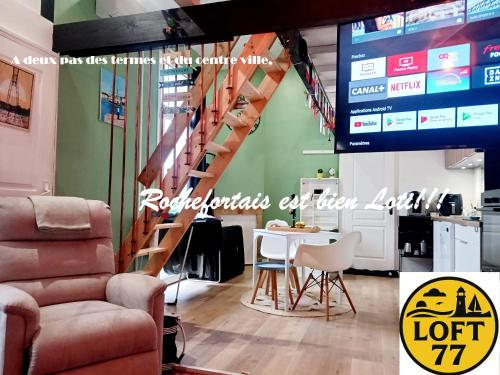 un salon avec une table et des chaises et un escalier dans l'établissement La Cure Marine Wifi Terrasse, à Rochefort