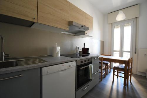 Η κουζίνα ή μικρή κουζίνα στο Appartamento Lago Blu - Como
