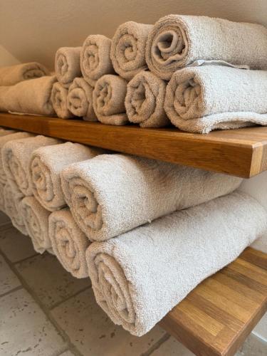 un mucchio di asciugamani su una mensola in legno di Digebjerggaard Bed & Breakfast a Vester-Skerninge