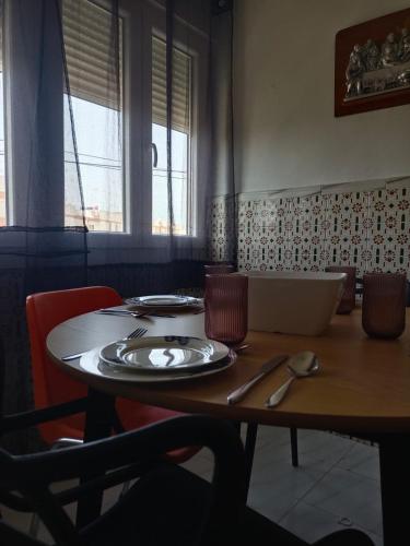 a wooden table with a plate on top of it at Apartamento AVENIDA in Aguilar de la Frontera