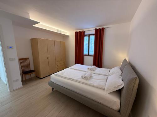 een slaapkamer met een bed met een teddybeer erop bij Casa Martinelli in Nago-Torbole