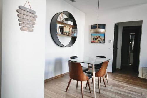 une salle à manger avec une table, des chaises et un miroir dans l'établissement 2 Pieces bourgeois centre de Cannes 4 couchages une pépite, à Cannes