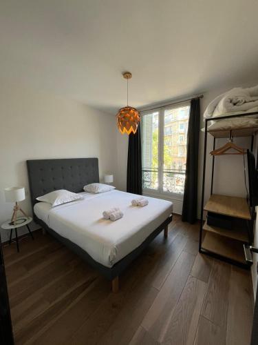 une chambre avec un lit et une grande fenêtre dans l'établissement 2 Pieces bourgeois centre de Cannes 4 couchages une pépite, à Cannes