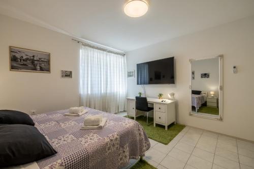 Postel nebo postele na pokoji v ubytování Downtown City Apartment