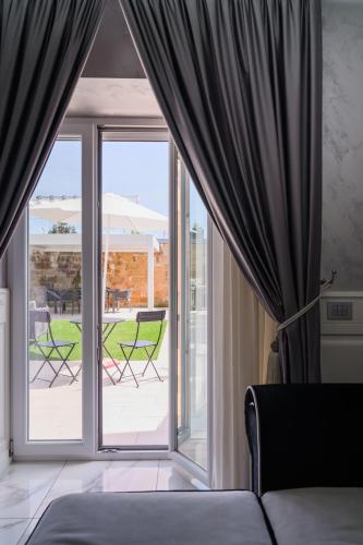 a room with a large glass door with a patio at Golden Garden in Naples