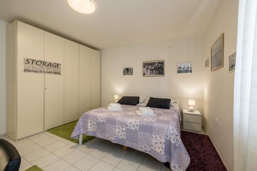 Postel nebo postele na pokoji v ubytování Downtown City Apartment