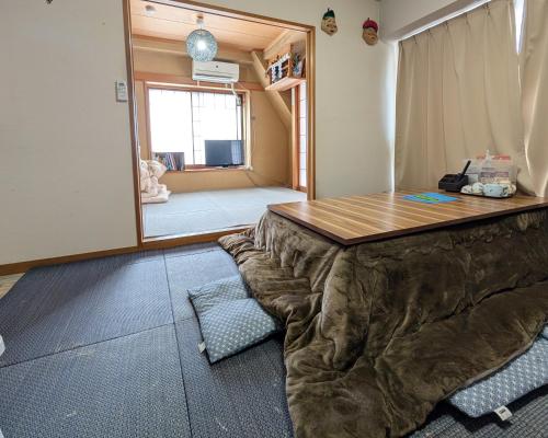 東京にある最大9名宿泊 東京の中心地 Okachimachi Staypiaのベッド1台(大型ベッド、サイドベッド付)