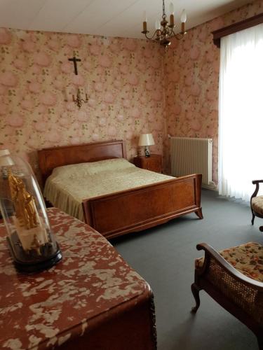 - une chambre avec un lit et une croix sur le mur dans l'établissement Maison centre ville, à Le Touquet-Paris-Plage