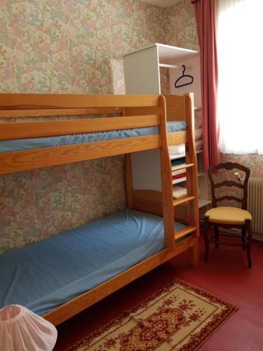 - une chambre avec 2 lits superposés et une chaise dans l'établissement Maison centre ville, à Le Touquet-Paris-Plage