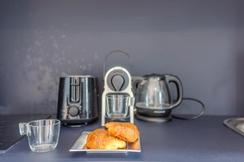 une table avec deux assiettes de croissants et un mixeur dans l'établissement Majestic Suite, à Paris
