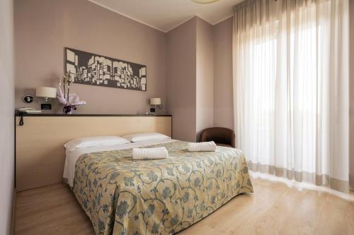 Ένα ή περισσότερα κρεβάτια σε δωμάτιο στο Hotel Mondial