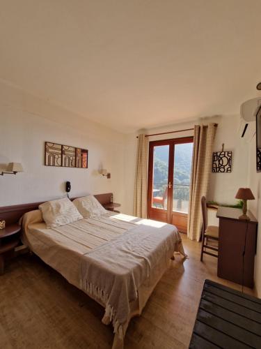 une chambre avec un grand lit et une fenêtre dans l'établissement Appartement T2 vue mer & montagnes, à Porto Ota