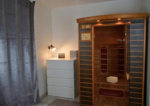 Cette chambre comprend un placard avec une commode. dans l'établissement Thermal & Home cinéma Disneyland Paris and Terrasse, à Lagny-sur-Marne