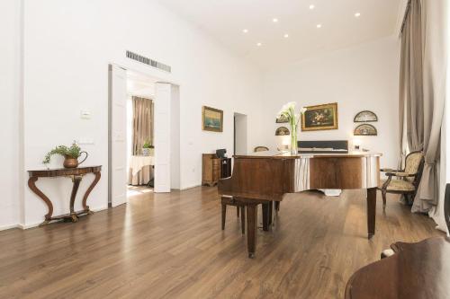 a living room with a piano and a desk at Luxe Madre de Dios in Sanlúcar de Barrameda