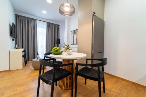 a kitchen and living room with a table and chairs at Iaspis Luxury Suites in Bendevís