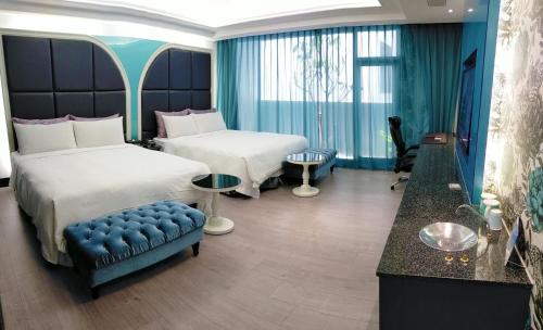 a hotel room with two beds and a couch at Icloud Luxury Resort & Hotel in Taichung