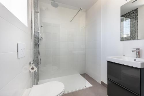 une salle de bain avec une douche, des toilettes et un lavabo dans l'établissement Notre Dame de Rumengol, à Brest