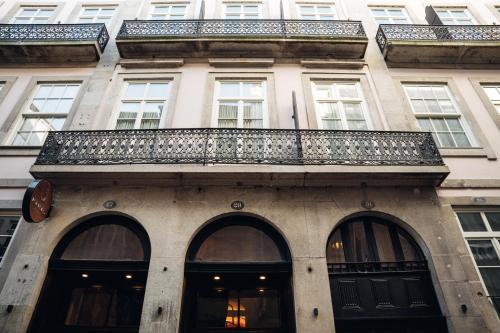 a building with a balcony on top of it at GRANDE HOTEL PARIS by STAY HOTELS in Porto