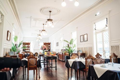 a restaurant with tables and chairs in a room at GRANDE HOTEL PARIS by STAY HOTELS in Porto
