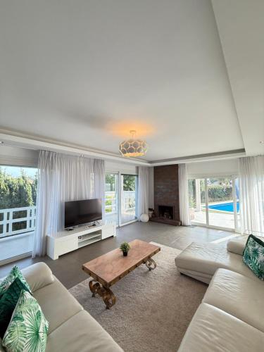 Stunning and luxury Villa in Marbella-Atalaya - 250m to GC Atalaya, 2x 18 holes and very close to the beach of San Pedro de Alcántara and Puerto Banus or Puente Romano