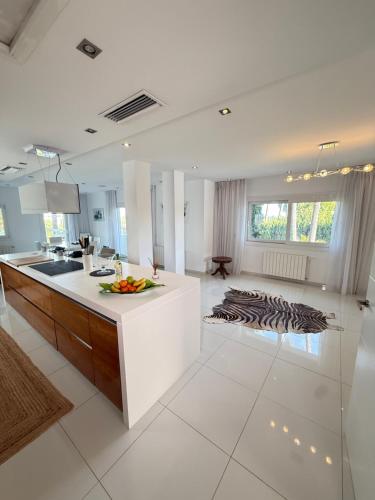 Stunning and luxury Villa in Marbella-Atalaya - 250m to GC Atalaya, 2x 18 holes and very close to the beach of San Pedro de Alcántara and Puerto Banus or Puente Romano