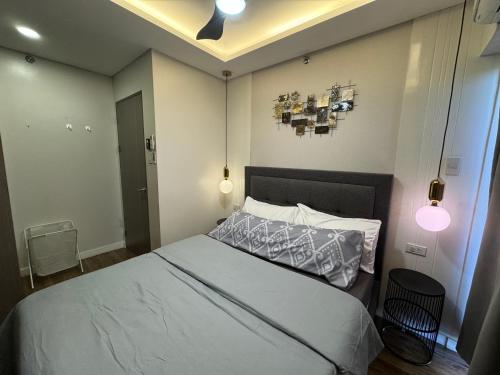 Letto o letti in una camera di Stylish & Spacious Place Near BGC Fast Wi-Fi