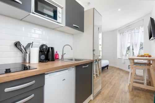 une cuisine avec un évier et un plan de travail dans l'établissement Marie-claudine, à Brest