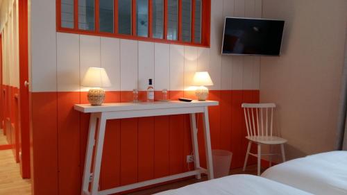 a room with a table with two lamps on it at La Frégate in Cap-Ferret