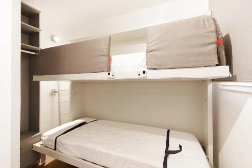 - une petite chambre avec des lits superposés dans l'établissement Cannes Vue Mer, Piscine, Plage, à Cannes