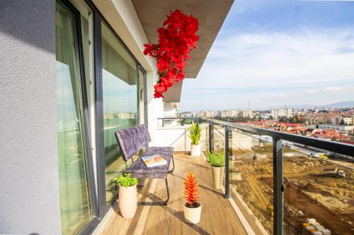 En balkon eller terrasse på Luxury 2BR 10thFloor Mountain View Large Balcony Floor Heating New building Board Games Self Check-in Shopping Center 360 Tour Free Parking