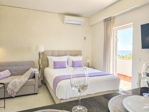 Ένα ή περισσότερα κρεβάτια σε δωμάτιο στο Alvor Sea View Lavender Studio