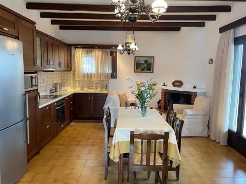a kitchen and dining room with a table and chairs at Casa de Alegria in Eretria