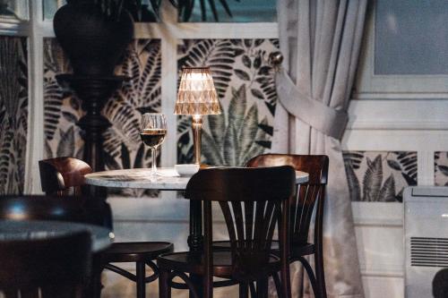 a dining room with a table with chairs and a lamp at GRANDE HOTEL PARIS by STAY HOTELS in Porto