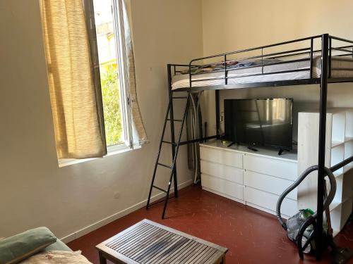 - un salon avec des lits superposés et une télévision dans l'établissement Charmant T1 à Antibes, à Antibes