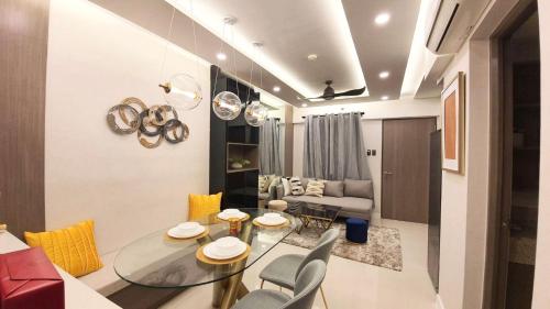 Area soggiorno di Stylish & Spacious Place Near BGC Fast Wi-Fi