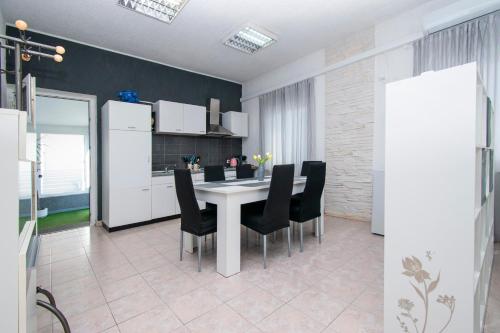 Family friendly house with a swimming pool Brodarica, Sibenik - 24117