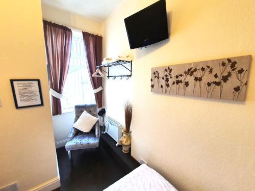 Μια τηλεόραση ή/και κέντρο ψυχαγωγίας στο Windsor House Hotel