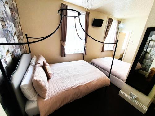 Ένα ή περισσότερα κρεβάτια σε δωμάτιο στο Windsor House Hotel