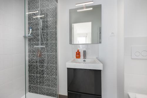 une salle de bain avec un lavabo et une douche dans l'établissement Chambre indépendante Etoile, à Brest