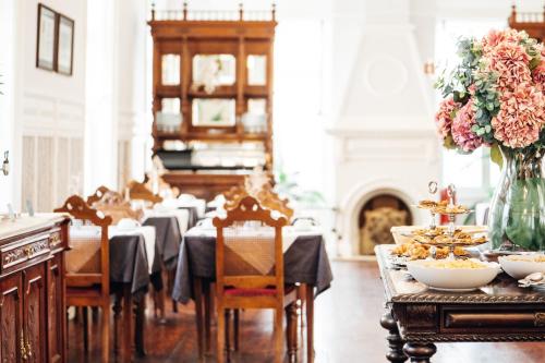 a dining room with a table with chairs and flowers at GRANDE HOTEL PARIS by STAY HOTELS in Porto