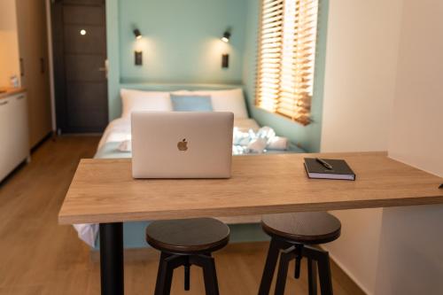 a table with a laptop on it in a bedroom at Ocean-Πολυτελές διαμέρισμα στο Αγρίνιο in Agrinion