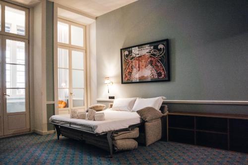 a bedroom with a bed and a picture on the wall at GRANDE HOTEL PARIS by STAY HOTELS in Porto