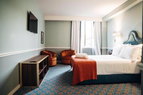 a hotel room with a bed and a chair at GRANDE HOTEL PARIS by STAY HOTELS in Porto