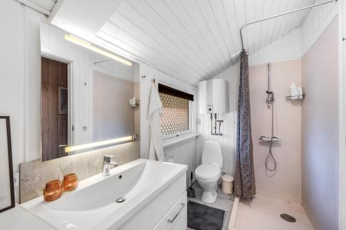 Bilik mandi di Cozy Holiday Home With A Large Enclosed Terrace