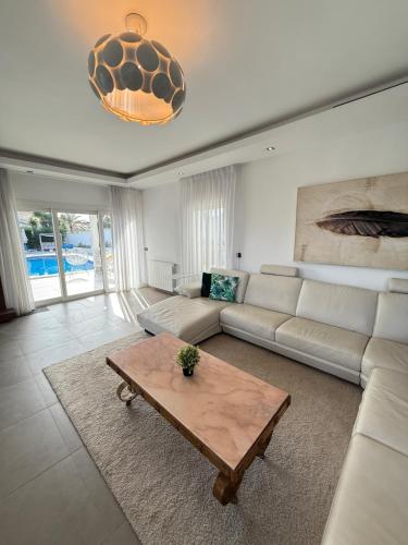 Stunning and luxury Villa in Marbella-Atalaya - 250m to GC Atalaya, 2x 18 holes and very close to the beach of San Pedro de Alcántara and Puerto Banus or Puente Romano