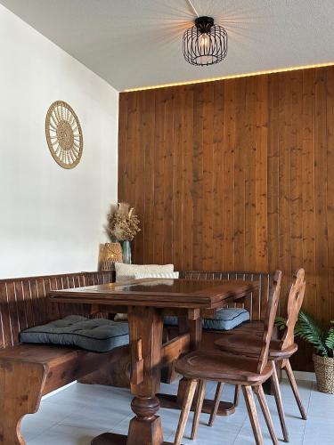 a dining room with a wooden table and chairs at Ski Hide Out Engelberg, Titlis, Luzern in Engelberg